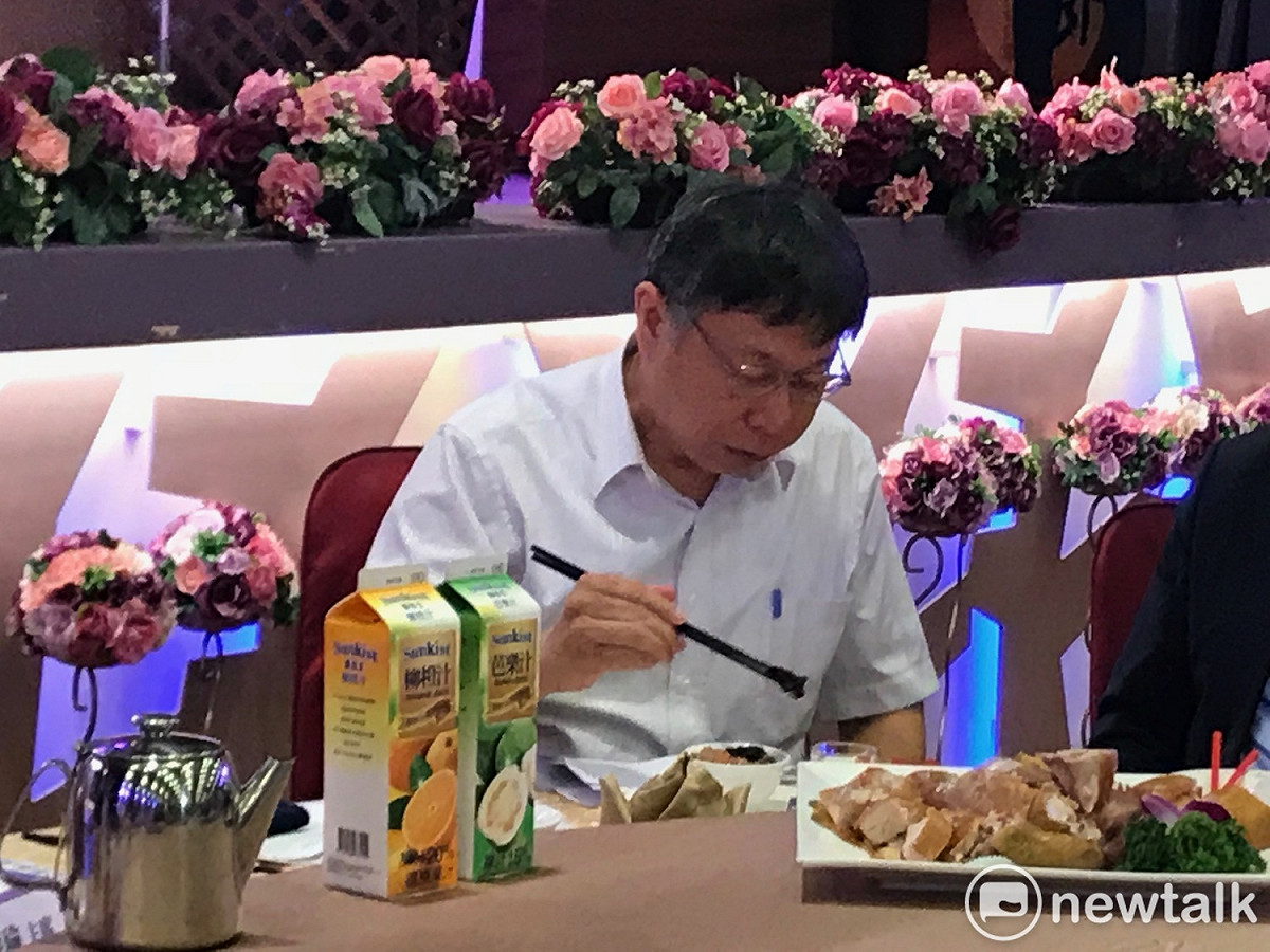 柯文哲到場後，與宋楚瑜、洪士奇握手致意後，隨即低頭猛扒飯菜。 圖 : 周煊惠 / 攝