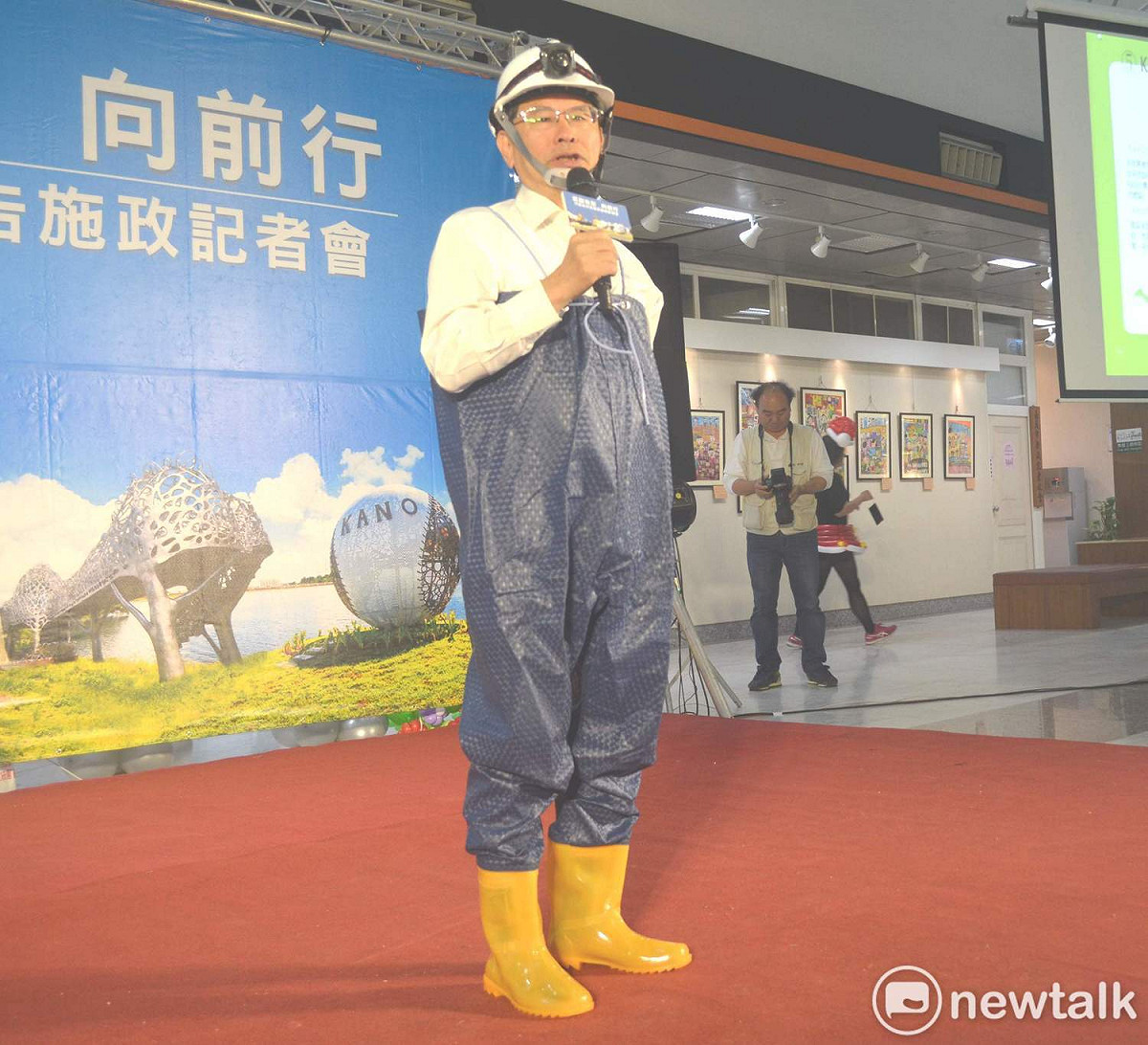 為了強調治水績效，尋求連任的嘉義市長涂醒哲最近的「青蛙照」曝光率很高，他選在第二天登記。 圖：蔡坤龍/攝（資料照片）