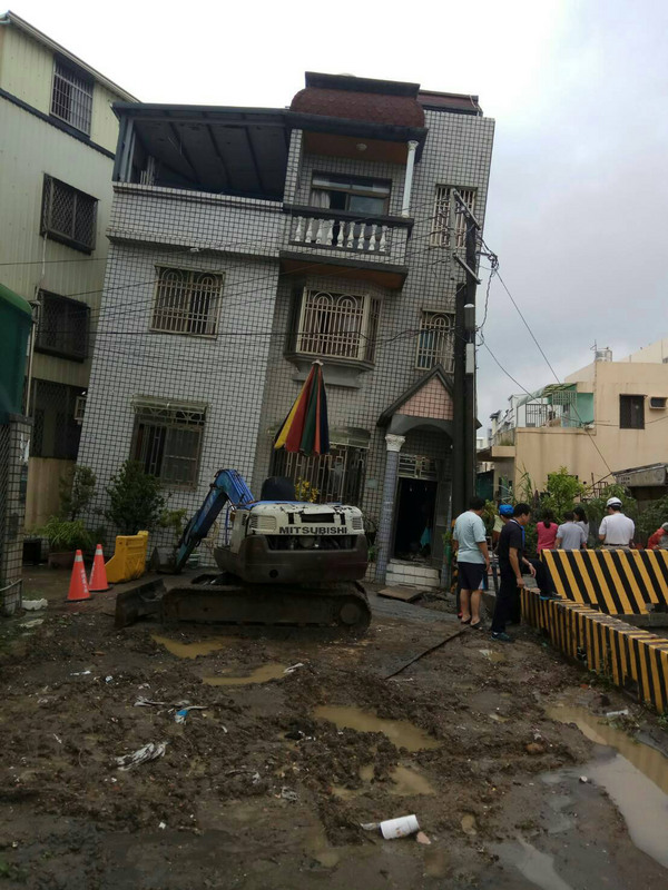 連日豪雨造成一棟位在高雄市林園區緊鄰農田水利溝興建的建築傾斜，市府將委外拆除。 圖：民眾/提供
