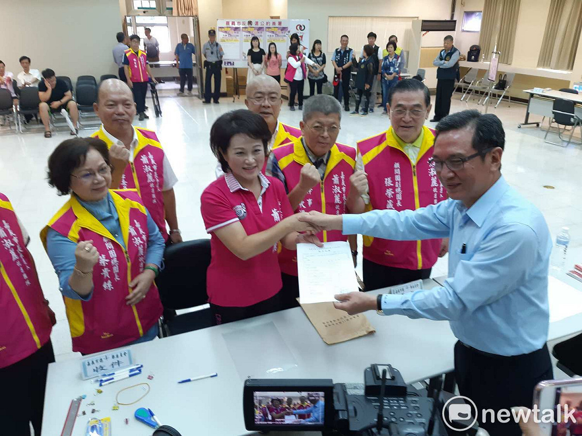 無黨籍嘉義市長候選人蕭淑麗今天前往嘉義市選委會，完成市長參選登記。 圖：蔡坤龍/攝