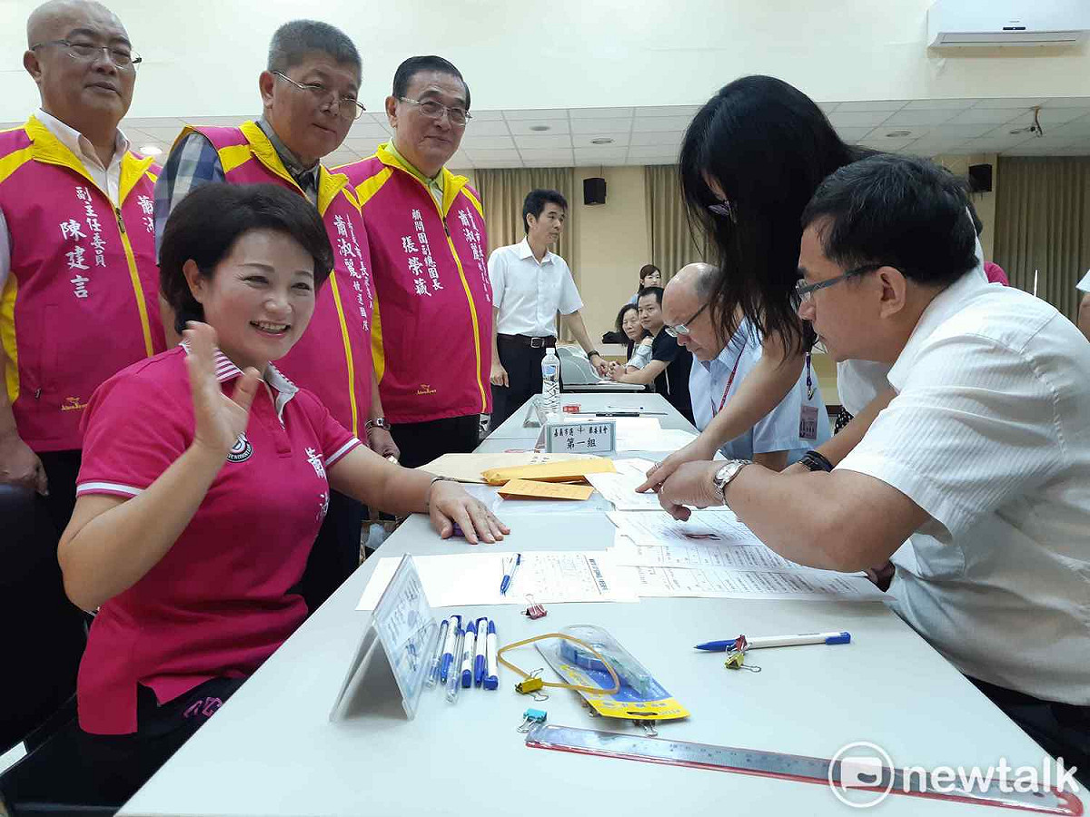 無黨籍嘉義市長候選人蕭淑麗今天前往嘉義市選委會登記參選嘉義市長，粉碎外界謠言。 圖：蔡坤龍/攝