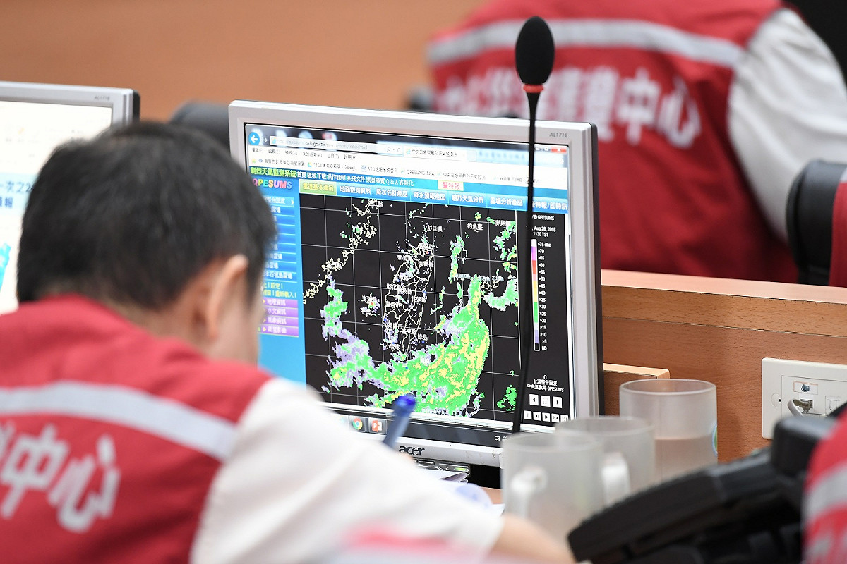 中央災害應變中心緊急調度150輛抽水機，全力排除嘉義縣東石、布袋等尚未退水8處地區。 圖：行政院提供