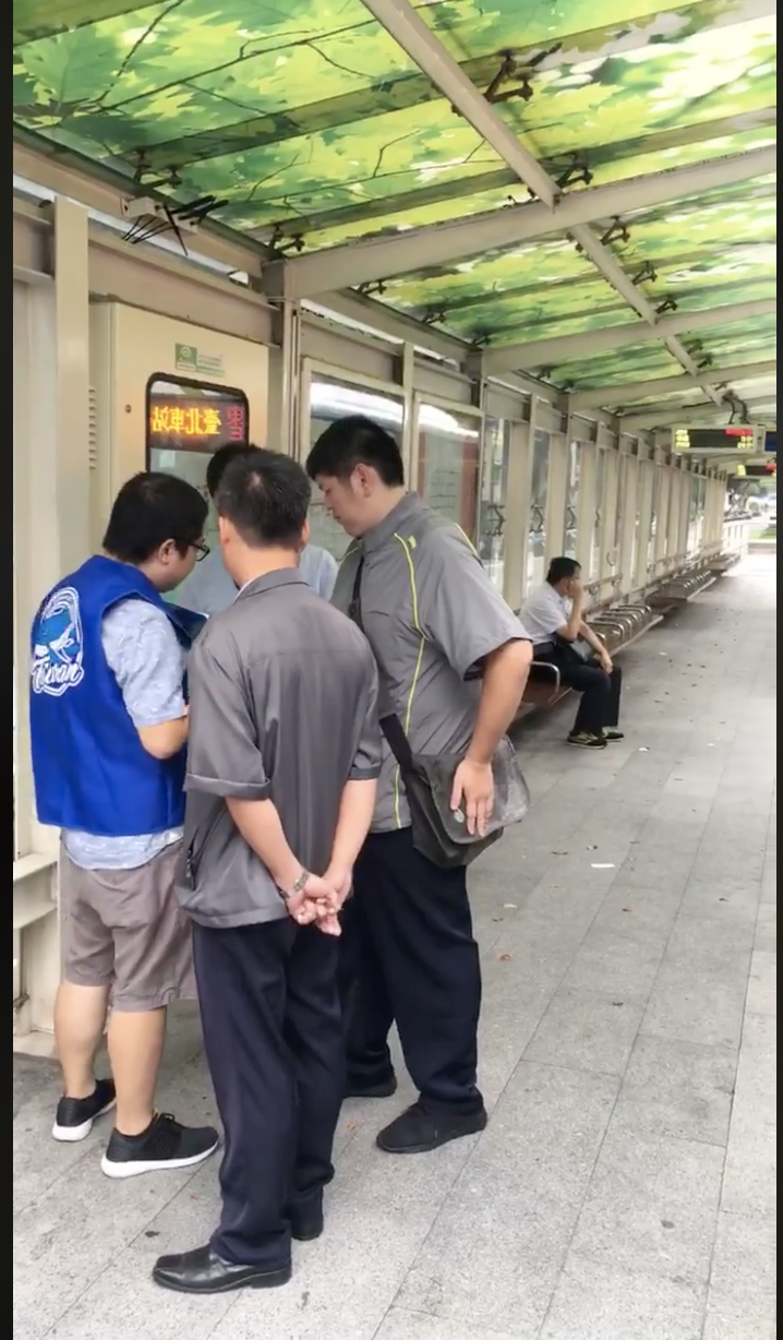 獨派青年羅宜今日突襲台北市長柯文哲上班途中，請求簽署東奧正名公投連署，卻遭無視。 圖：翻攝羅宜臉書影片