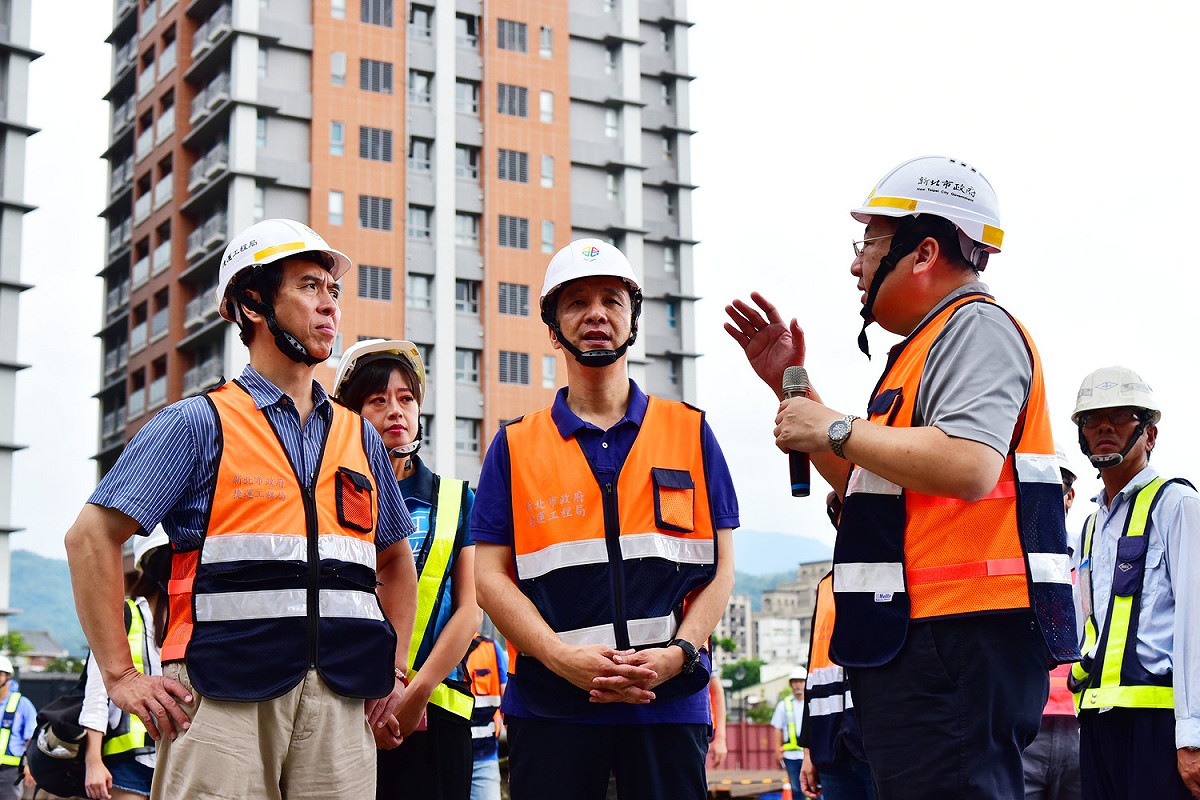 國民黨桃園市長參選人陳學聖拜會新北市長朱立倫，除聽取捷運三鶯線統包工程簡報，並參觀北大特區站旁的北大隆恩安置宅。 圖：陳學聖競選辦公室／提供
