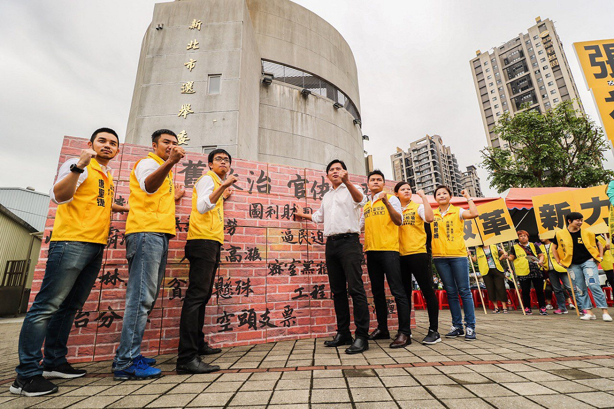 六位議員參選人與黃國昌一起推倒象徵舊政治的高牆。 圖:時力提供