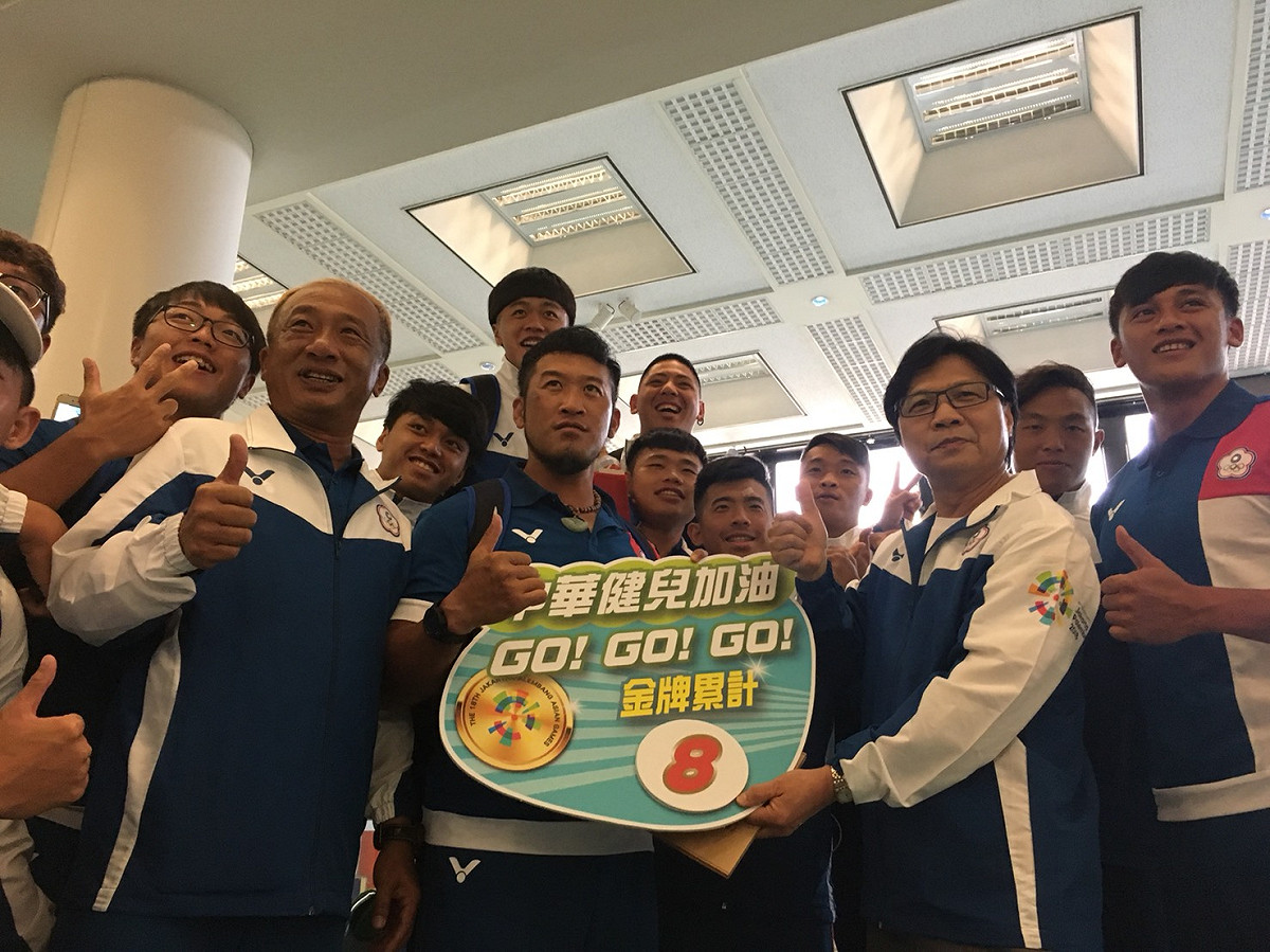 葉俊榮部長於機場為橄欖球代表隊加油。 圖：教育部提供