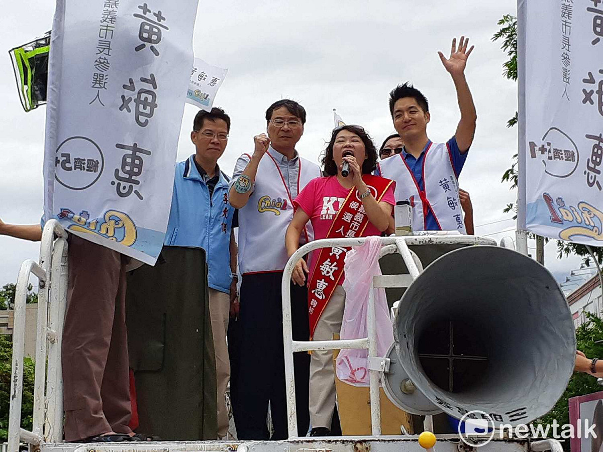 黃敏惠在立委蔣萬安、曾銘宗的陪同下登記參選嘉義市長，登記後在宣傳車上演講造勢。 圖：蔡坤龍/攝