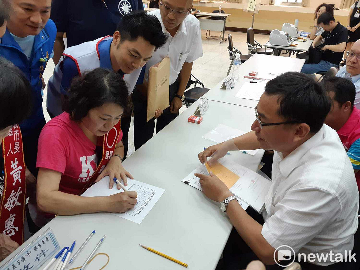 國民黨嘉義市長參選人黃敏惠今天到選委會登記，蔣萬安在一旁觀看。圖：蔡坤龍/攝
