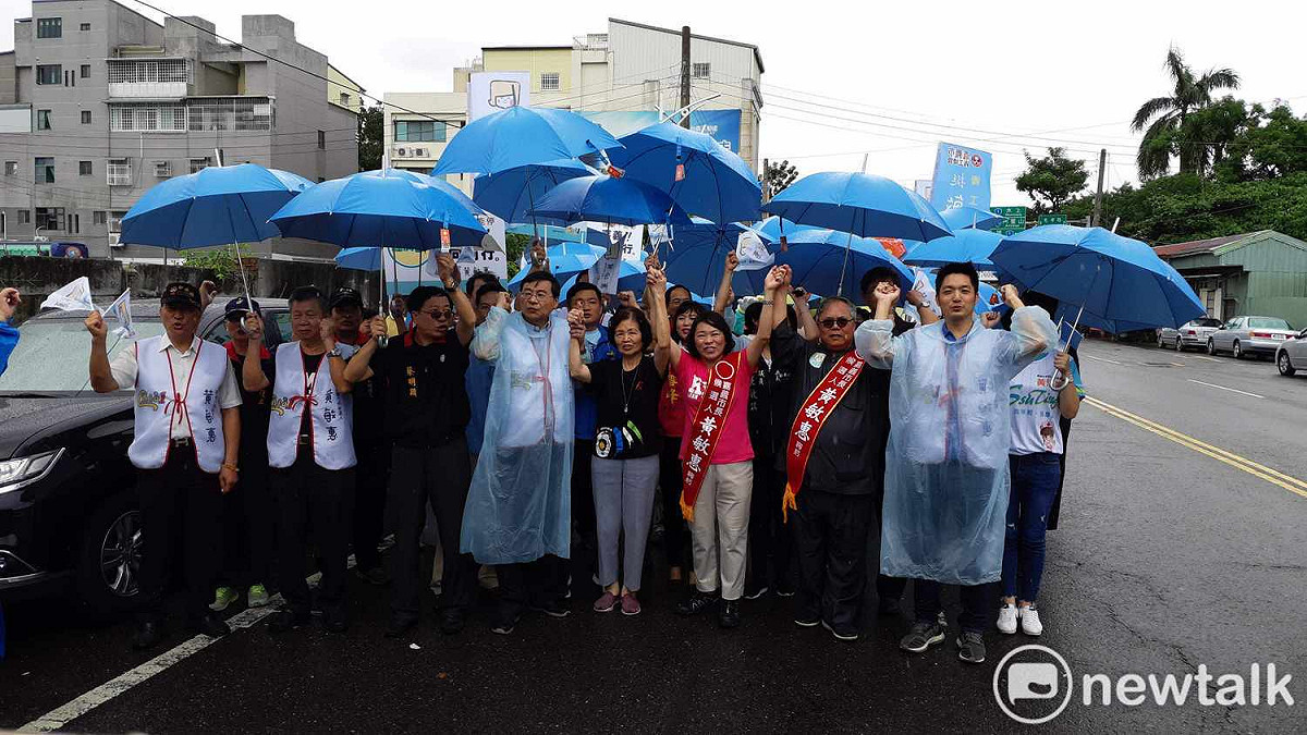 國民黨嘉義市長參選人黃敏惠與大批支持者，今天雨中到選委會登記參選。 圖：蔡坤龍/攝