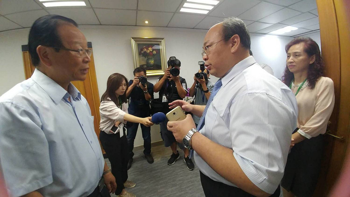 國民黨力推反空污、反核食、反深澳電廠等三項公投，不過，中選會強調依照法定程序，一次只能收取一案，藍委強烈不滿直接衝到中選會抗議。 圖：趙婉淳／攝