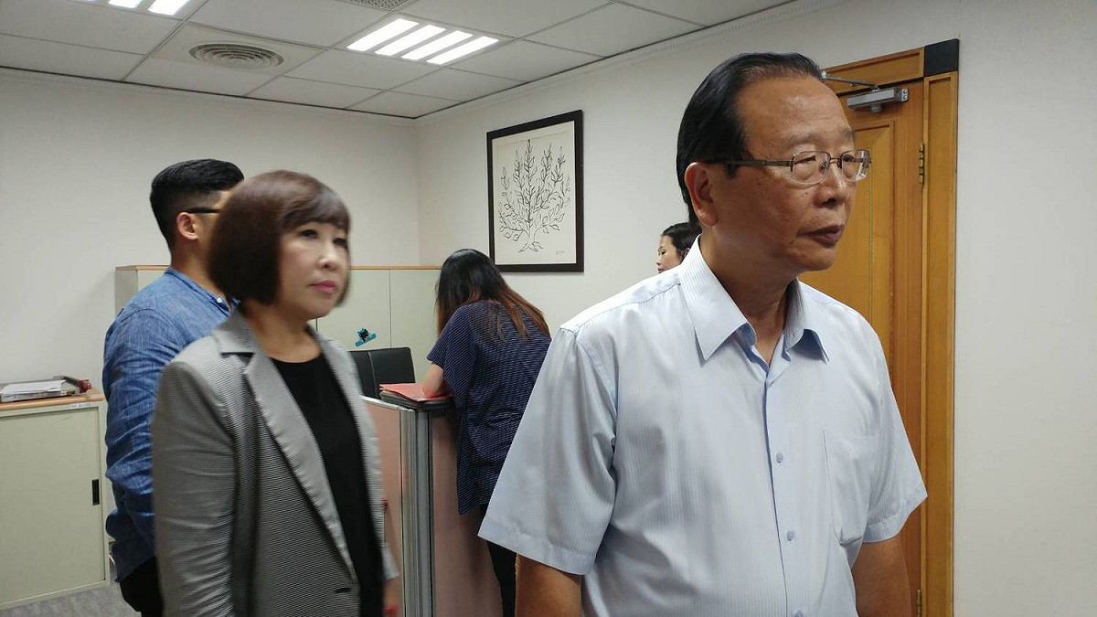 國民黨力推反空污、反核食、反深澳電廠等三項公投，不過，中選會強調依照法定程序，一次只能收取一案，藍委強烈不滿直接衝到中選會抗議。 圖：趙婉淳／攝