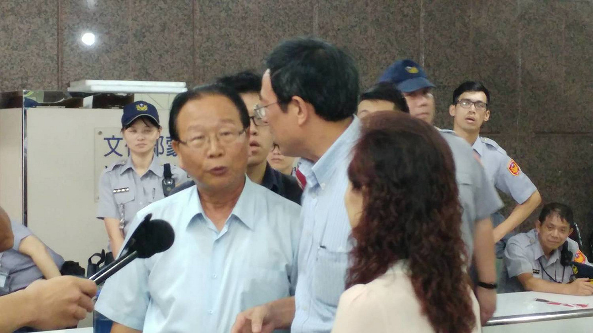 藍委與中選會從中選會吵到一樓大廳。 圖：趙婉淳／攝