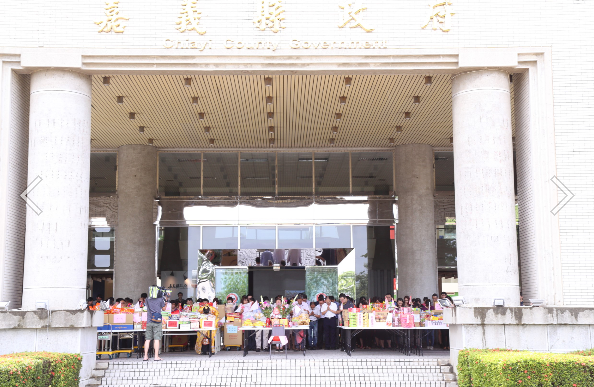 嘉義縣長張花冠今（27）日和副縣長吳芳銘、秘書長顏旭明、一級首長等人員，在縣府的大門口前普渡。 圖：嘉義縣政府提供