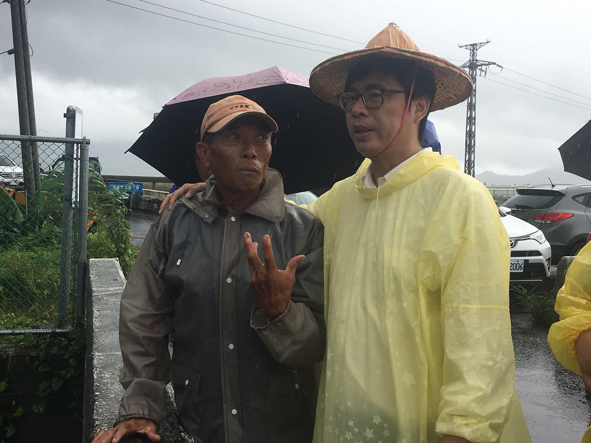 陳其邁慰問農民。 圖/陳其邁選辦