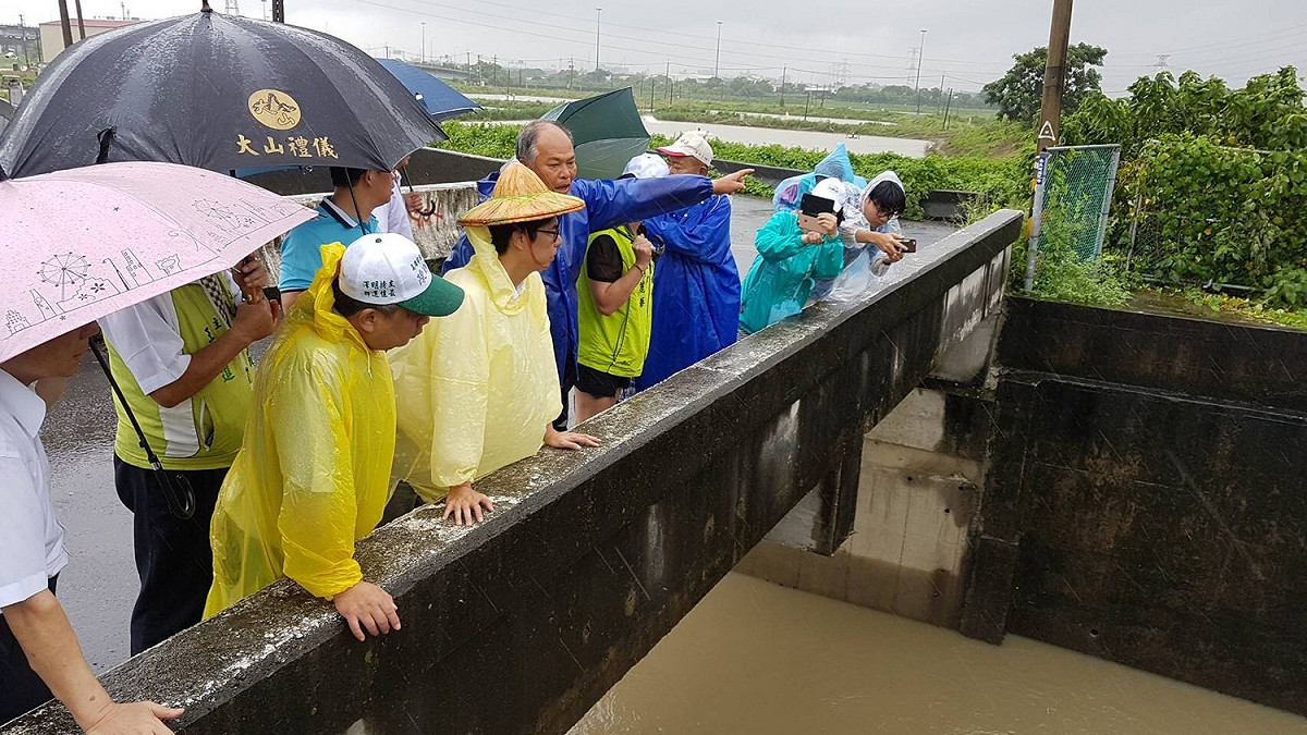 陳其邁轉往土庫排水了解災情。 圖/陳其邁選辦