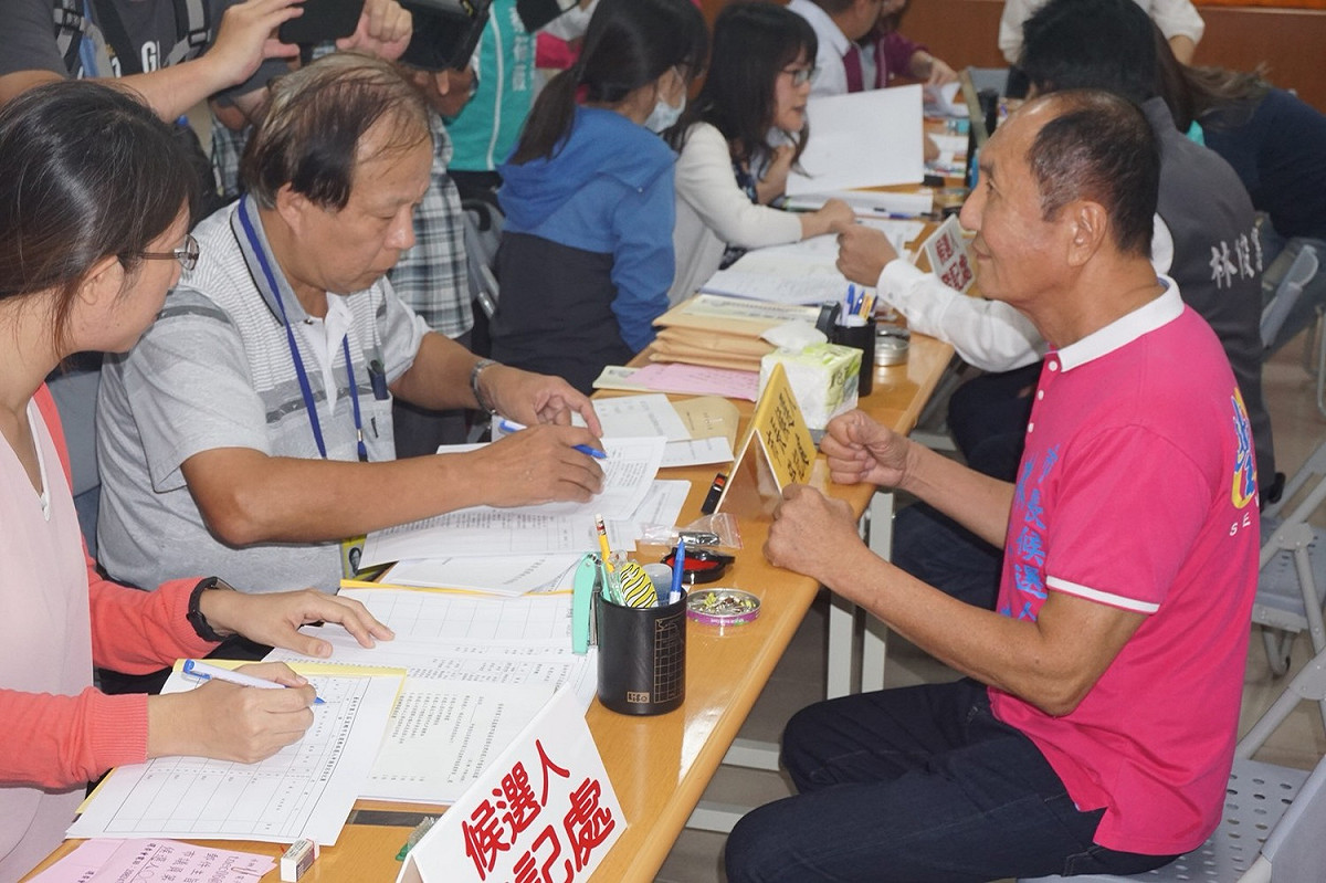 無黨籍台南市長參選人林義豐獨自前往台南市選委會完成參選登記，並要求競選總部人員持續投入救災。 圖：黃博郎攝