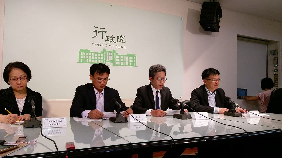 曾文生（右）在會後記者會中表示，為穩定物價，中油公司預擬9月份暫時不調整。 圖：陳佩君／攝