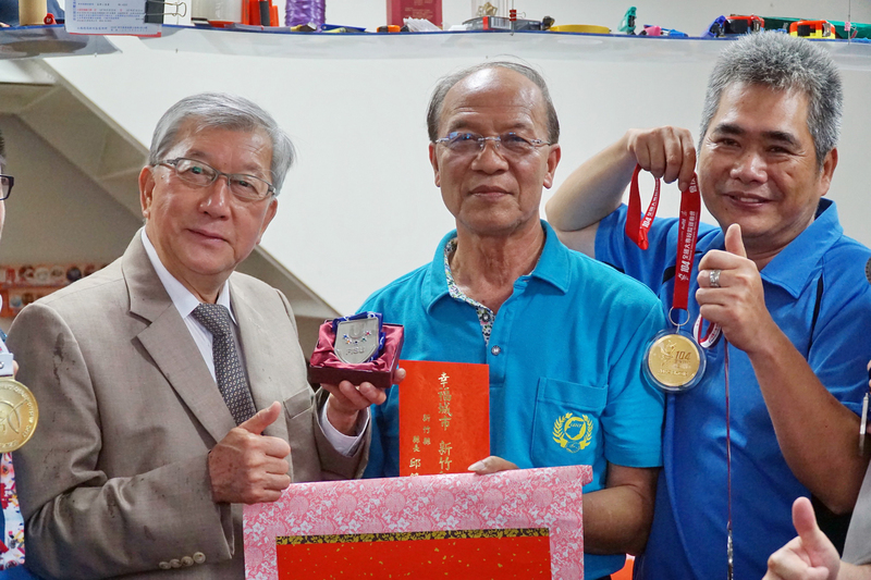 2018雅加達中華射箭反曲弓男團奪金消息27日下午傳回台灣，新竹縣長邱鏡淳（左）得知後，隨即前往男團成員羅偉旻位於新竹縣新豐鄉的家中道賀，羅偉旻的家人都相當開心。 圖：新竹縣政府/提供