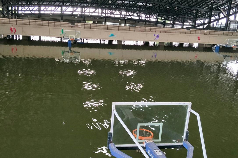 台南真理大學麻豆校區在前一波豪雨後發生嚴重淹水，情況最慘的體育館，館內籃球場等設施都被淹沒，積水最深時達兩層樓高。 圖：中央社