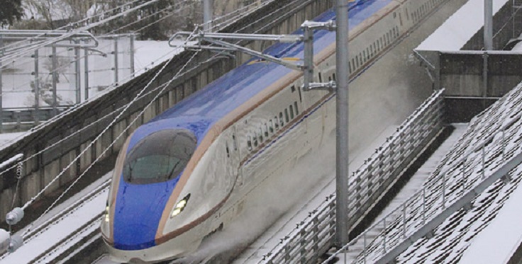 西日本旅客鐵道要求員工坐在隧道內的鐵軌旁邊感受子彈列車呼嘯而過的速度，遭到員工投訴。 圖：翻攝JR官網