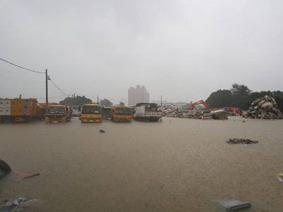 高雄市受到西南氣流的影響，28日清晨劇烈降雨，部分地區積水嚴重。圖為三民區本和里秋元街積水約30公分 。 圖：中央社（民眾提供）