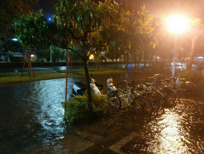 受西南氣流影響，高雄28日清晨雨勢變大，主要雨量多下在平地，截至上午7時，高雄市的24小時累計雨量340毫米，多處路面積水。  圖：中央社（高雄新興警分局提供）