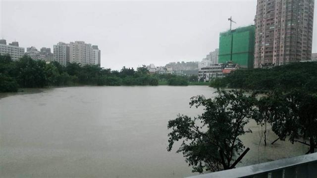 高雄一夜豪大雨，積水處處，部分滯洪池趨近滿水位，市長許立明今晨馬不停蹄，巡察各地。 圖：高雄市政府/提供