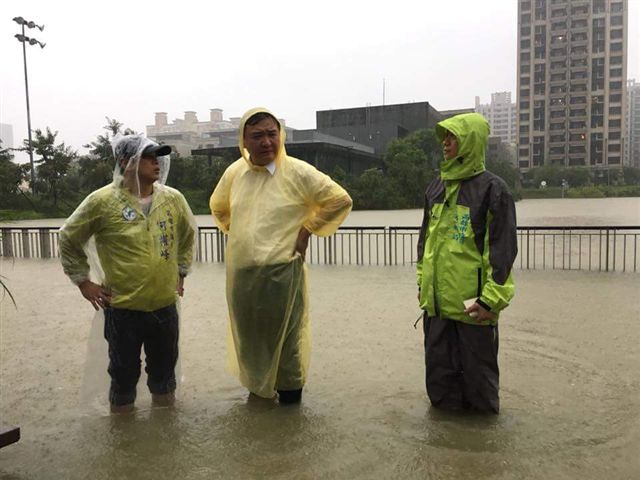 高雄一夜豪大雨，積水處處，部分滯洪池趨近滿水位，市長許立明今晨馬不停蹄，巡察各地。 圖：高雄市政府/提供