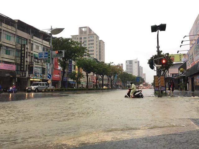 高雄一夜豪大雨，積水處處，部分滯洪池趨近滿水位，市長許立明今晨馬不停蹄，巡察各地。 圖：高雄市政府/提供 (資料照片)