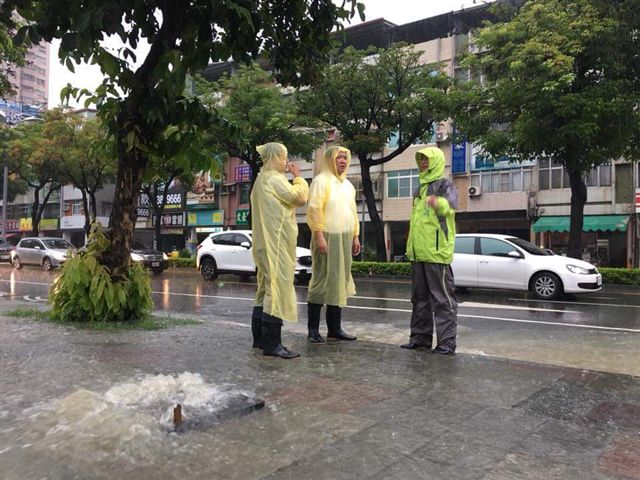 高雄一夜豪大雨，積水處處，部分滯洪池趨近滿水位，市長許立明今晨馬不停蹄，巡察各地。 圖：高雄市政府/提供