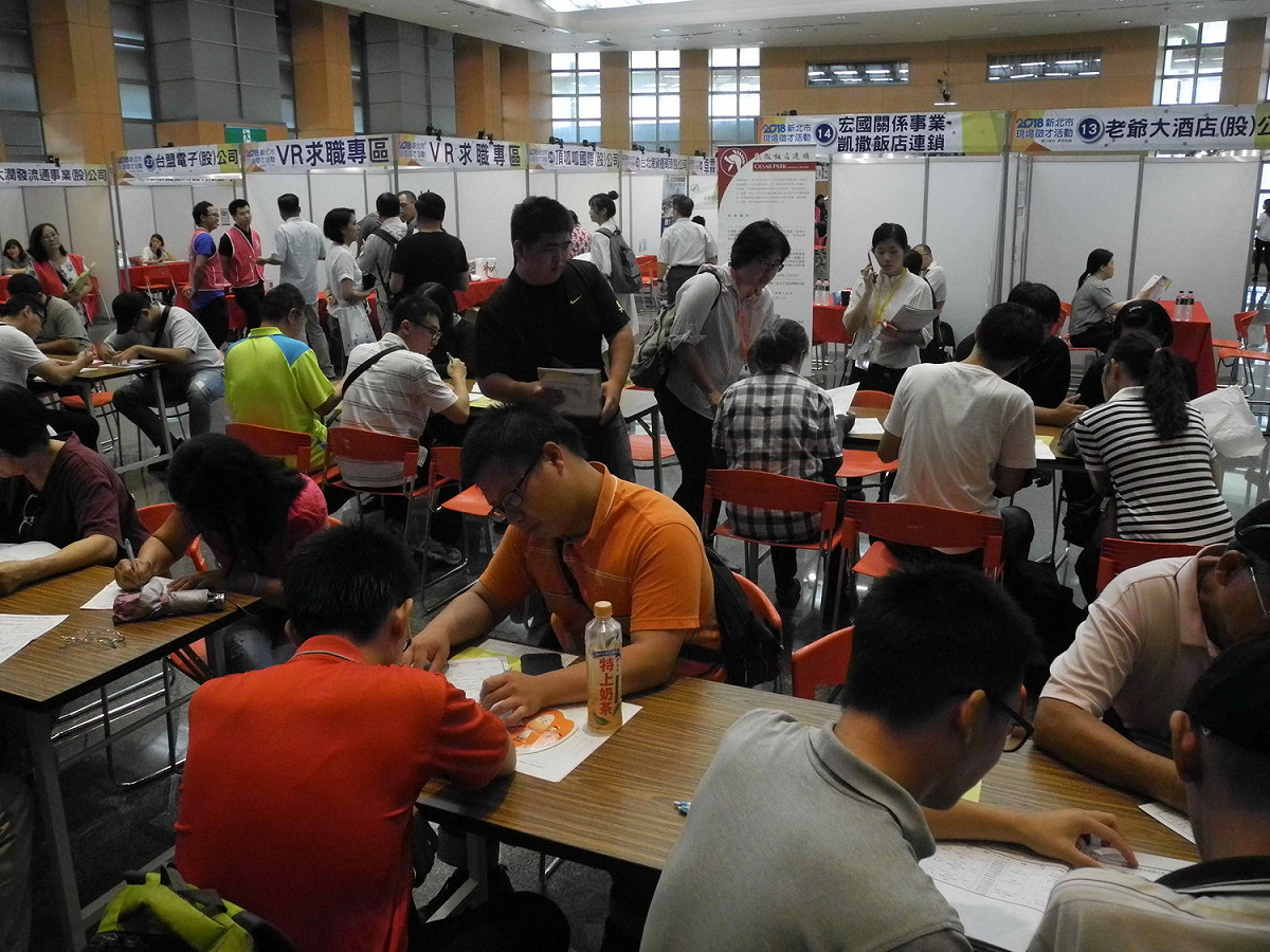 新北經常舉辦求職徵才媒體等就服活動，朱立倫對勞工局各施政績效相當滿意。                                                                
 圖：王峻昌/攝