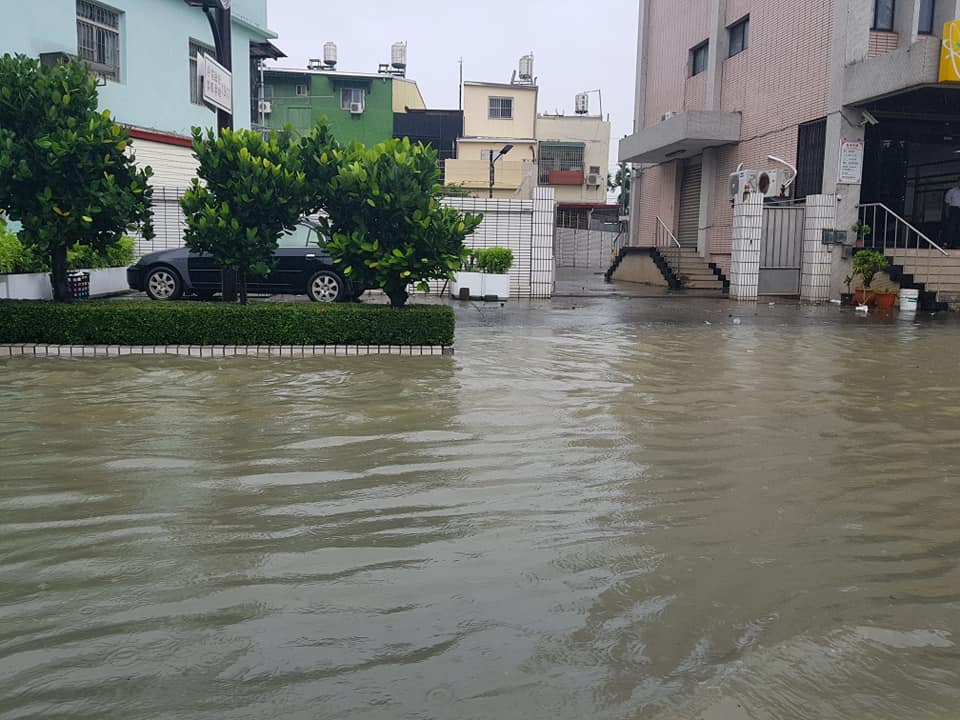 西南氣流帶來豪雨，高屏地區淹水頻傳，網友在臉書貼出淹水照片。
 圖：翻攝文瑞田臉書