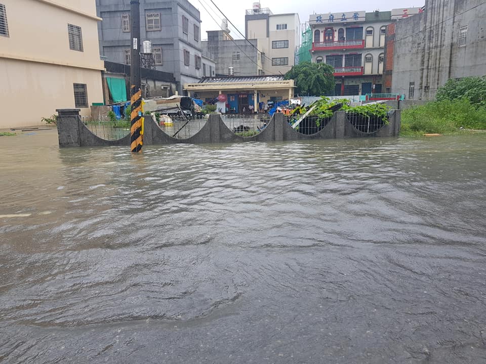 屏東縣今 (28) 天正常上班課，但部分地區卻是累積雨量全台之冠。 圖：翻攝文瑞田臉書 (資料照片)
