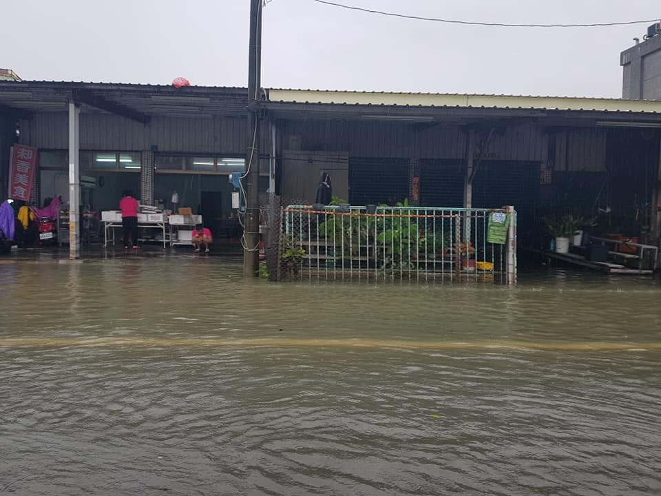屏東地區持續降下驚人暴雨，中央氣象局今 (28) 天指出，高屏地區已達大豪雨等級雨勢。 圖：翻攝文瑞田臉書 (資料照片)