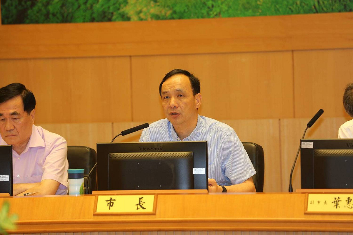 新北市長朱立倫今早在市政會議，回擊民進黨團指他「8年增債776億元」是不實數據、嚴重誤導大眾。 圖：王峻昌/攝