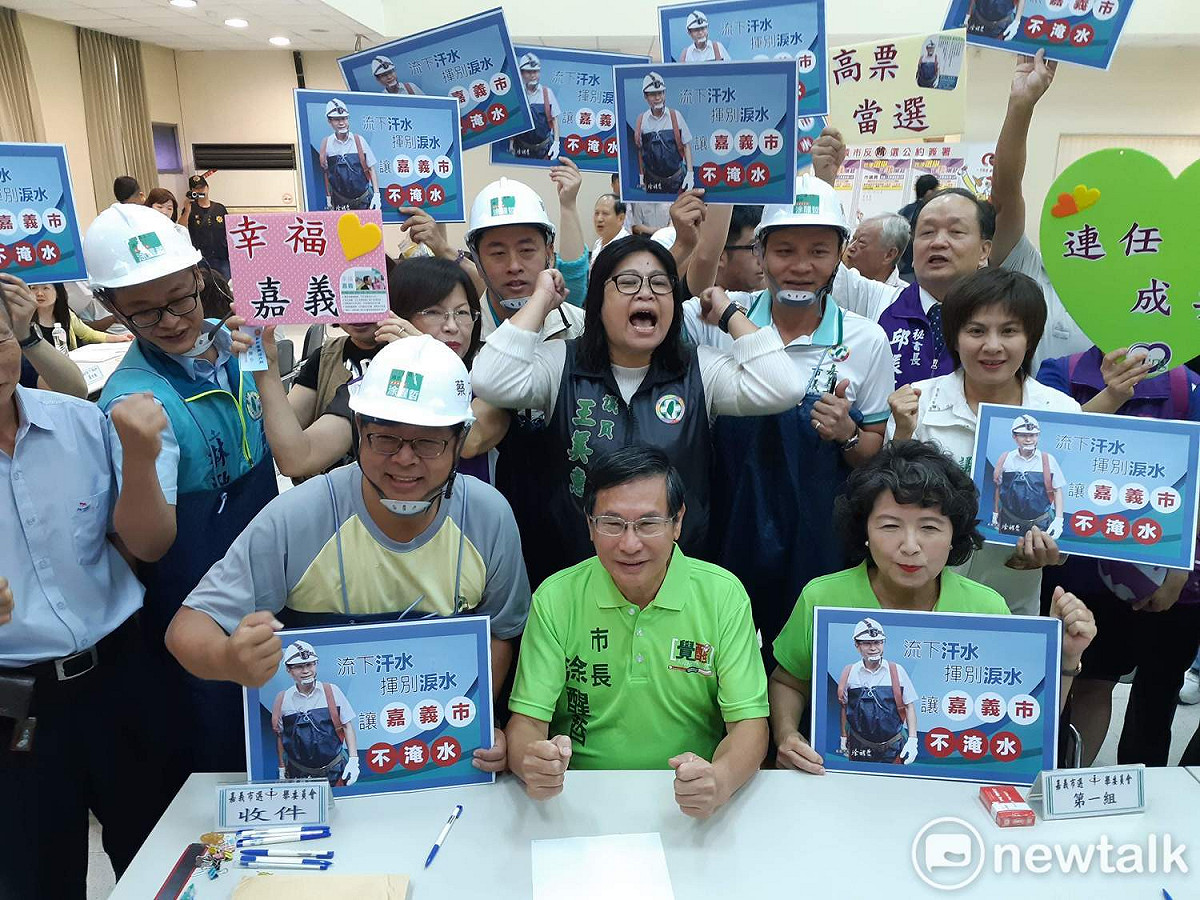 尋求連任的嘉義市長涂醒哲，今天在多名市議員參選人以青蛙裝造型陪同下登記參選下屆市長。 圖：蔡坤龍/攝