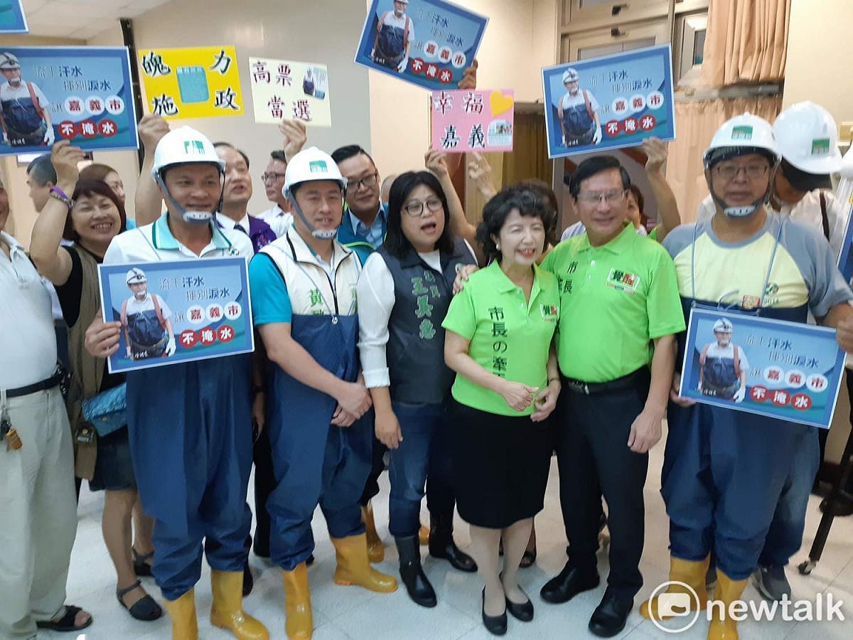 多名市議員及市議員參選人以青蛙裝造型陪同涂醒哲登記參選，凸顯涂醒哲治水績效。 圖：蔡坤龍/攝（資料照片）