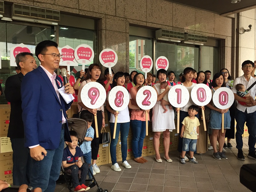 幸福盟今（28）天也遞出三項反同婚三項公投，累計連署書數量為198萬2100份。 圖：新頭殼資料照片。