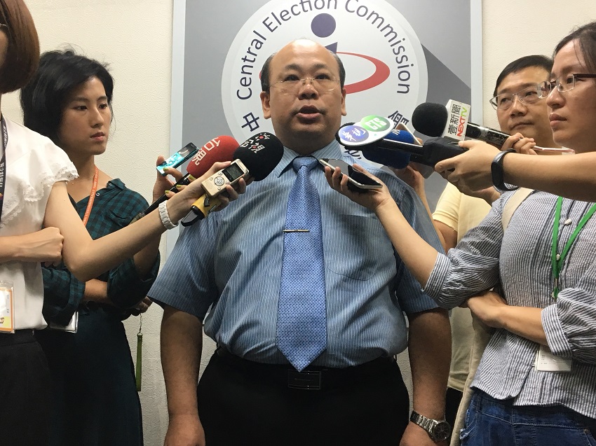 中選會副主委陳朝建說，中選會八、九成人力全力處理點收，也調派內政部人力，約有70到100人全力處理。 圖：趙婉淳／攝