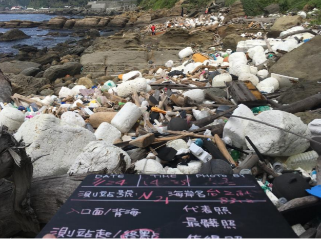 綠色和平於今年7月啓動首次全台本島海岸快篩調查，發現共積了近16萬袋海洋垃圾 。 圖：綠色和平提供