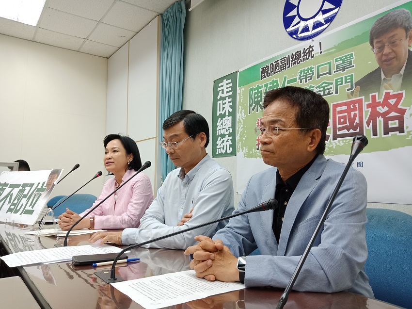 國民黨團書記長曾銘宗（中）、副書記長柯志恩（左）與立委賴士葆（右）上午召開「醜陋副總統！陳建仁帶口罩遊金門 避風災掩耳目失國格」記者會。 圖：國民黨團提供