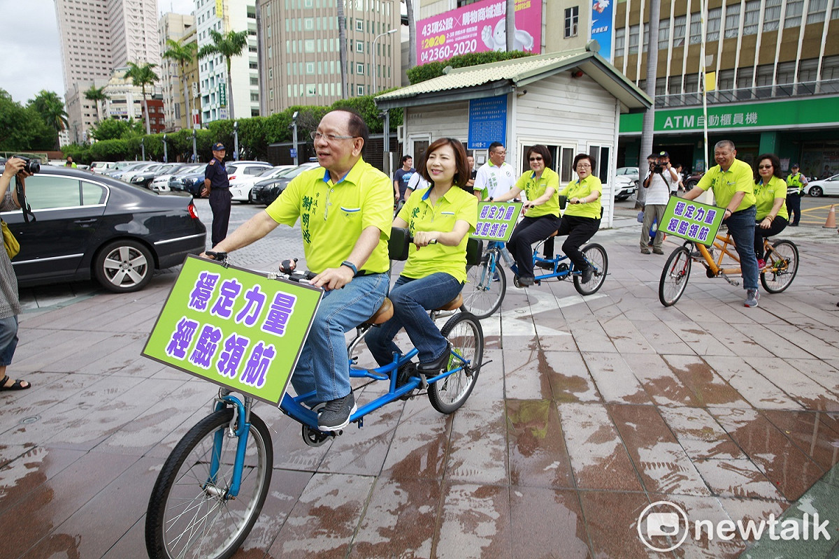 「穩定力量」連線6名現任台中市議員騎協力車造勢。 圖：唐復年/攝