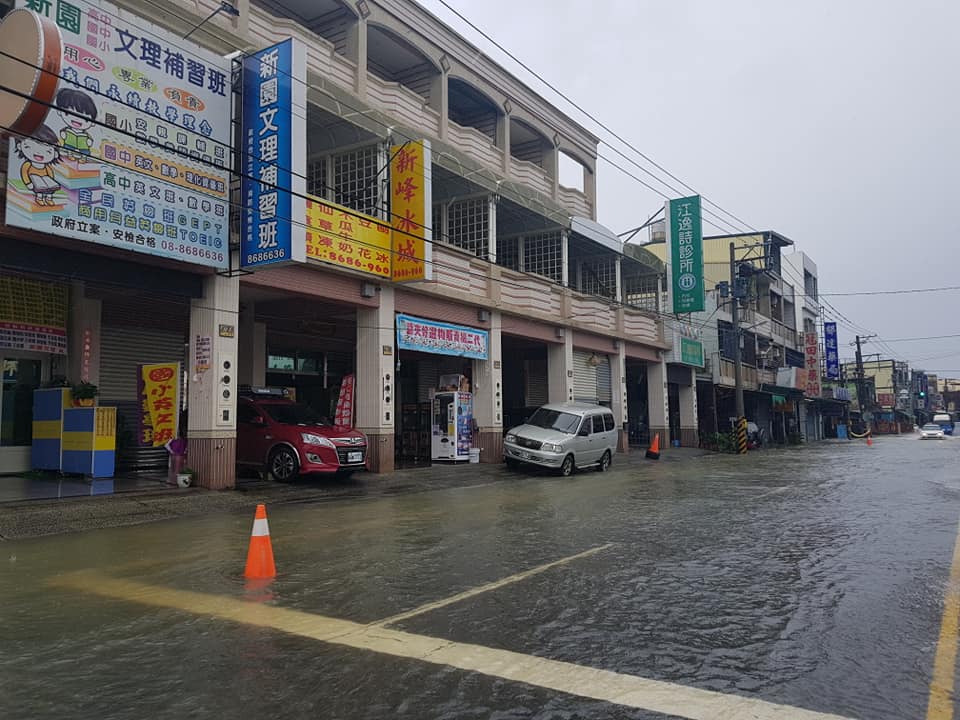 高屏地區淹水頻傳，造成許多路段封閉，屏東縣府在官網及line群指出替代道路。 圖：翻攝文瑞田臉書