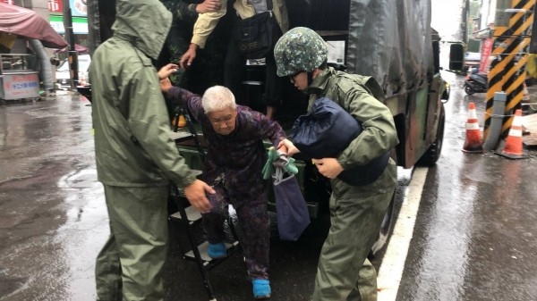 山區針對土石流潛勢區域的居民展開強制撤離。 圖：翻攝網路