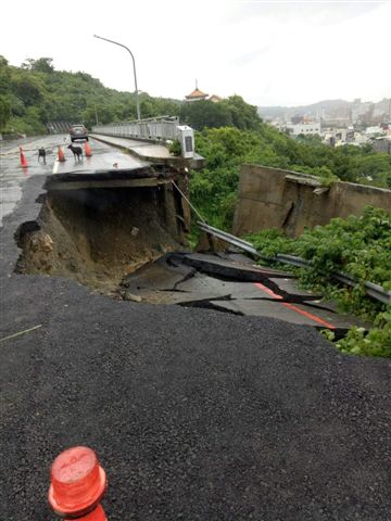 鼓山區元亨寺通往壽山公園的橋墩出現凹陷。 圖：翻攝網路