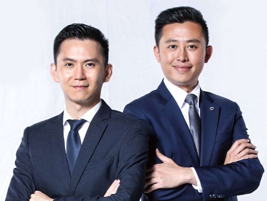 新竹市長林智堅(右)，民進黨新竹縣長參選人鄭朝方(左)合影。 圖：取自鄭朝方臉書