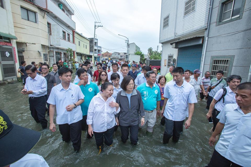 總統蔡英文於8月25日搭乘雲豹裝甲車前往嘉義縣勘災，遭災民嗆聲。 圖：翻攝自蔡英文臉書