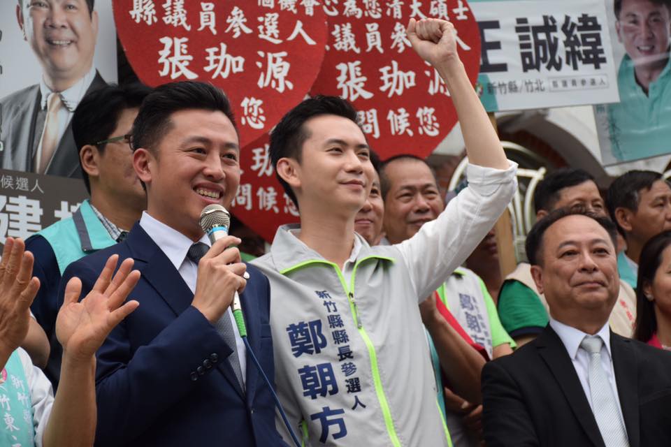 民進黨新竹縣長參選人鄭朝方(中)、新竹市長林智堅(左)一同登台造勢。 圖：取自鄭朝方臉書