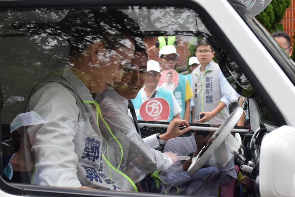 林智堅開車送鄭朝方到新竹縣選委會。 圖：取自鄭朝方臉書