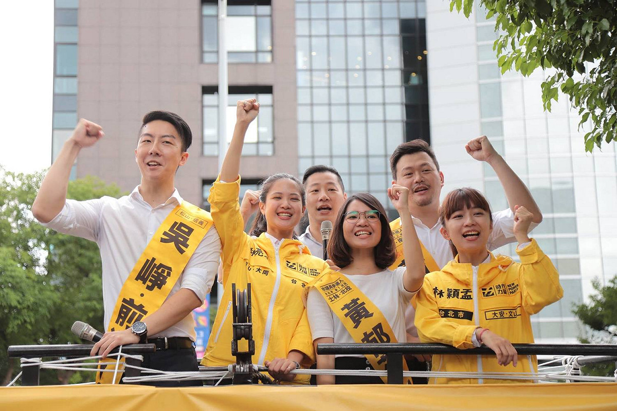台北市議員候選人大安文山林穎孟、松山信義吳崢、中山大同林亮君、內湖南港蕭新晟及士林北投黃郁芬，今天前往台北市選舉委員會完成登記參選。 圖：林昶佐臉書